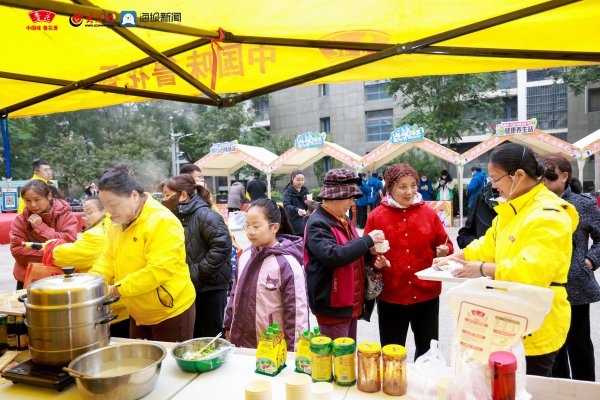 百胜证券 “为健康加油 为生活添彩”鲁花·海报邻里文化节走进翡翠郡小区
